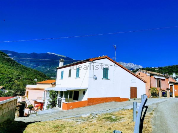 casa indipendente in vendita a Farindola