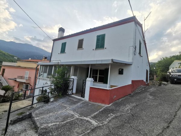 casa indipendente in vendita a Farindola