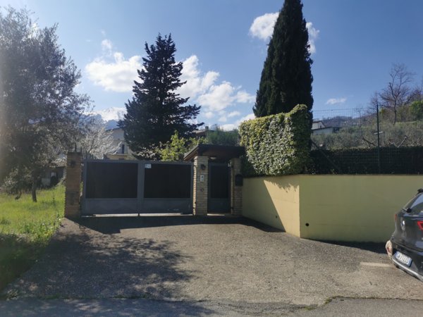 casa indipendente in vendita a Farindola in zona San Quirico