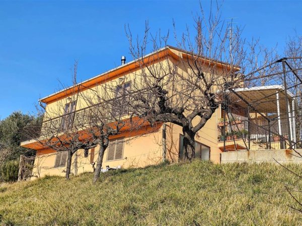 casa indipendente in vendita a Farindola