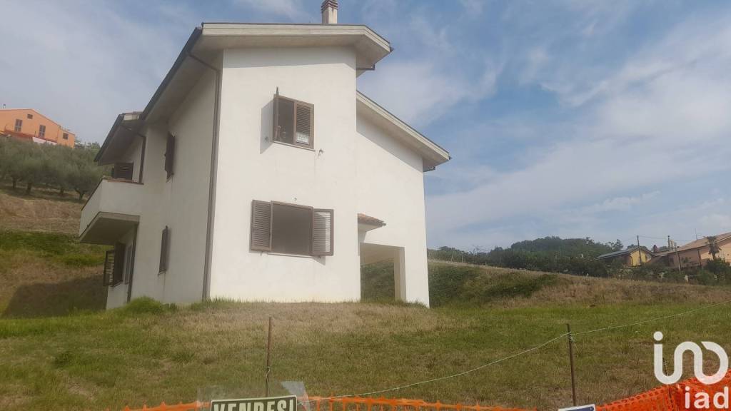 casa indipendente in vendita a Farindola