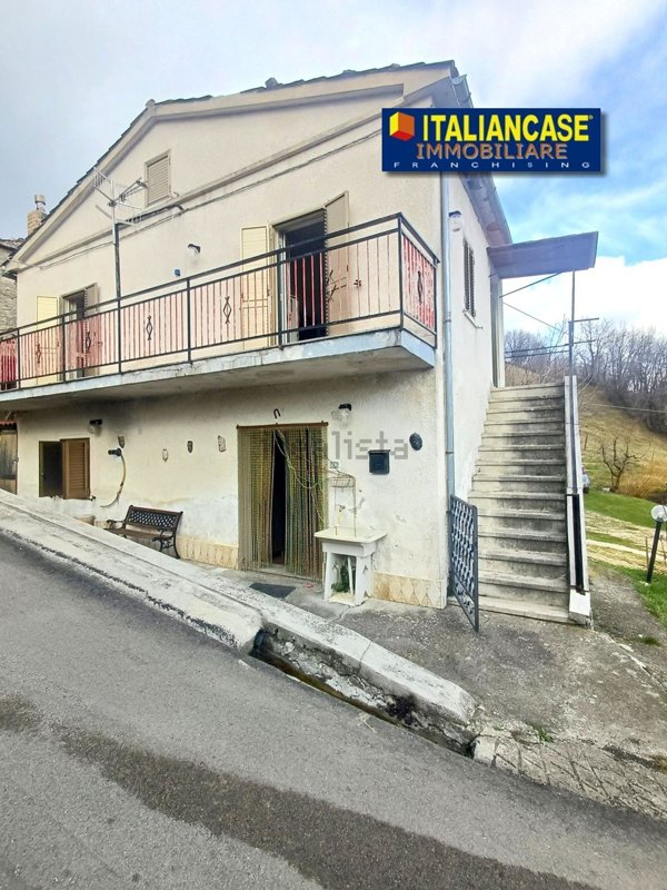 casa indipendente in vendita a Farindola in zona Fiano