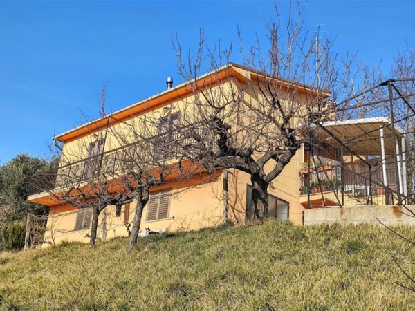 casa indipendente in vendita a Farindola