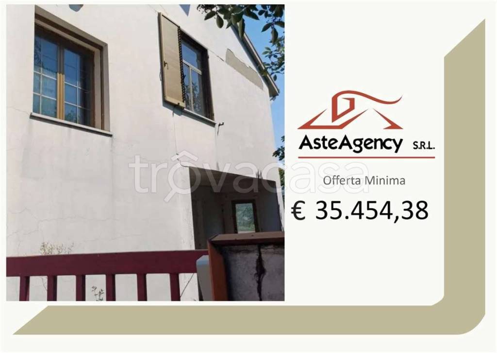 casa indipendente in vendita a Farindola in zona Trosciano