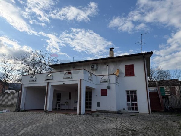 casa indipendente in vendita a Farindola in zona Case Bruciate