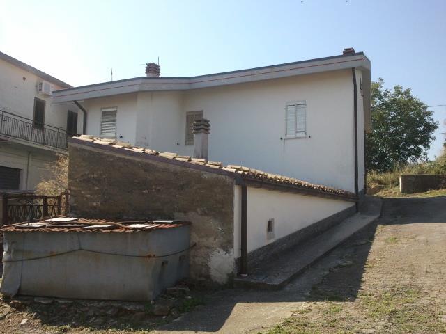 casa indipendente in vendita a Farindola