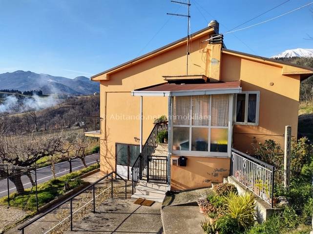 casa indipendente in vendita a Farindola
