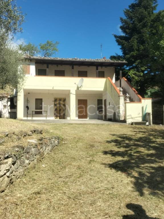 casa indipendente in vendita a Farindola
