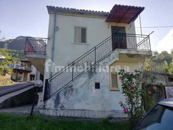 casa indipendente in vendita a Farindola in zona Fiano