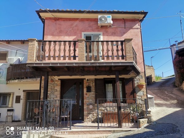 casa indipendente in vendita a Farindola in zona Santa Maria