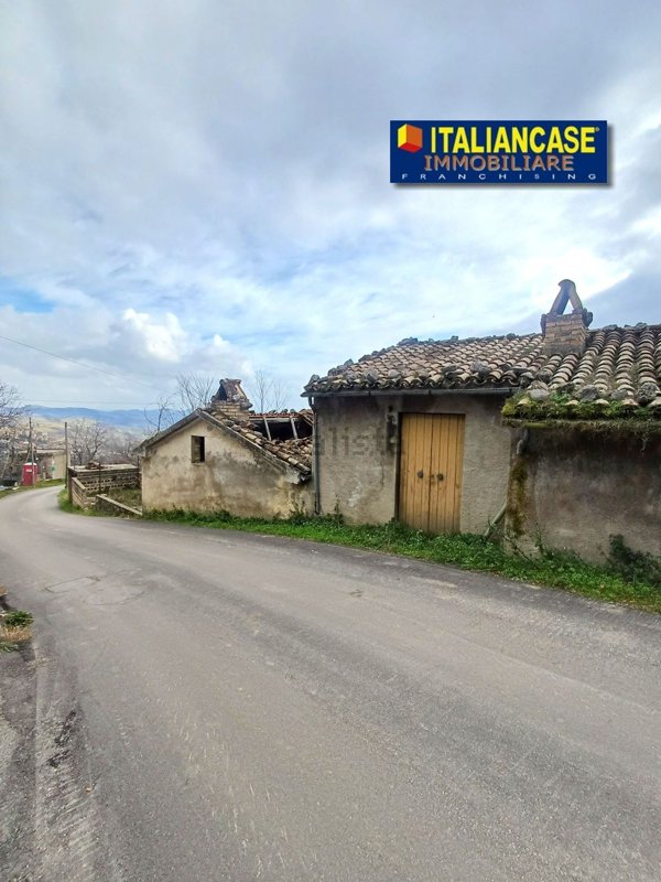 casa indipendente in vendita a Farindola in zona Fiano