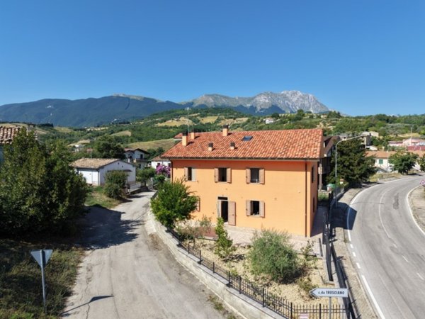 casa indipendente in vendita a Farindola in zona Cupoli