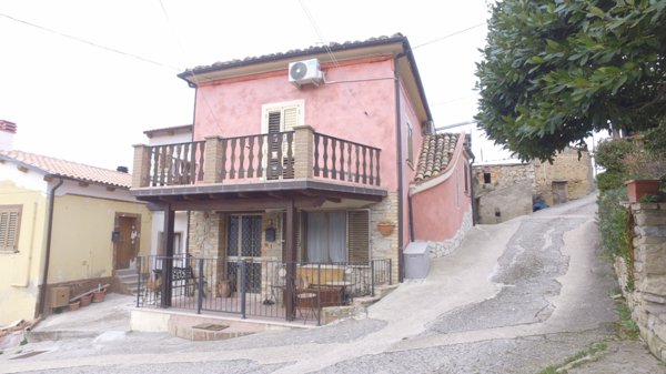 casa indipendente in vendita a Farindola in zona Santa Maria