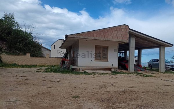 casa indipendente in vendita a Lettomanoppello