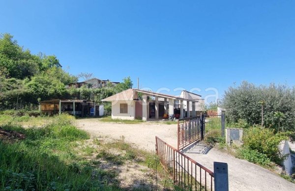 casa indipendente in vendita a Lettomanoppello