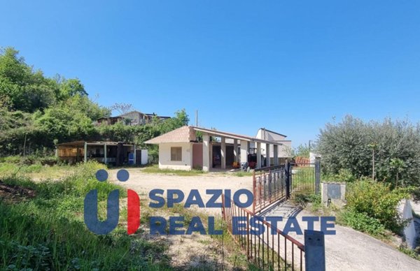 casa indipendente in vendita a Lettomanoppello