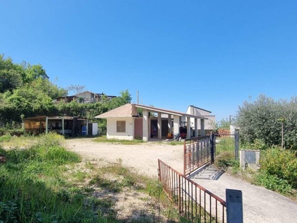 casa indipendente in vendita a Lettomanoppello