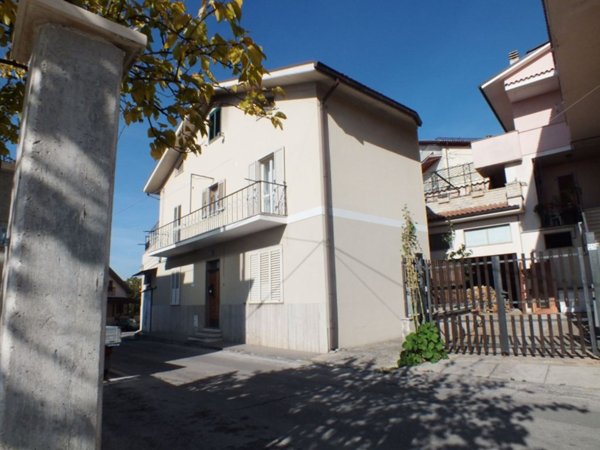 casa indipendente in vendita a Lettomanoppello