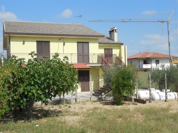 casa indipendente in vendita a Lettomanoppello