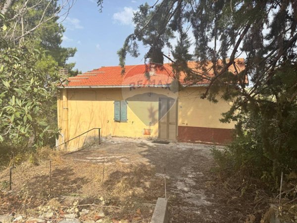 casa indipendente in vendita a Lettomanoppello