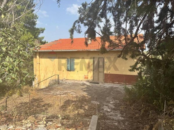 casa indipendente in vendita a Lettomanoppello