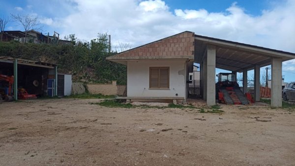casa indipendente in vendita a Lettomanoppello