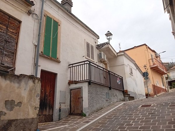 casa indipendente in vendita a Lettomanoppello