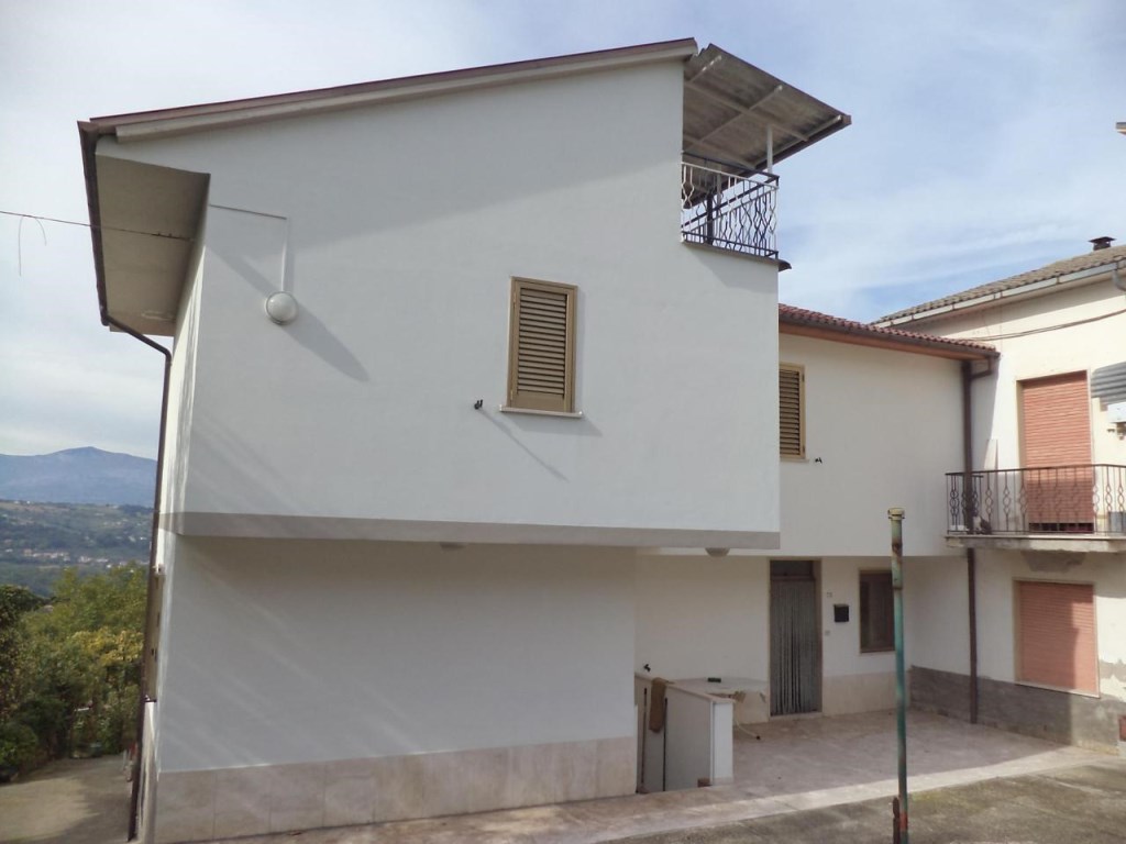 casa indipendente in vendita a Lettomanoppello