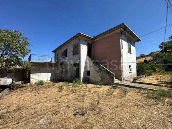 casa indipendente in vendita a Lettomanoppello