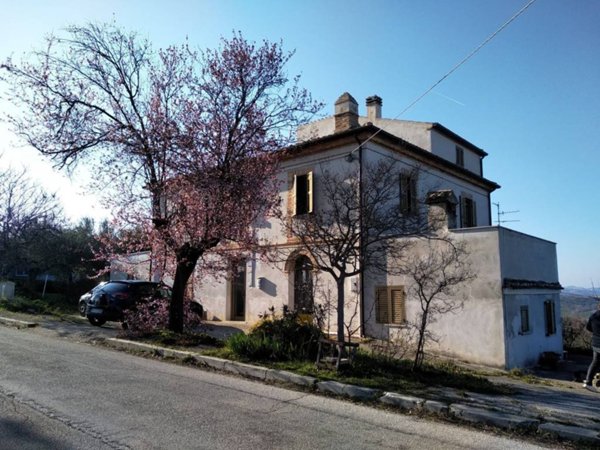 casa indipendente in vendita a Loreto Aprutino