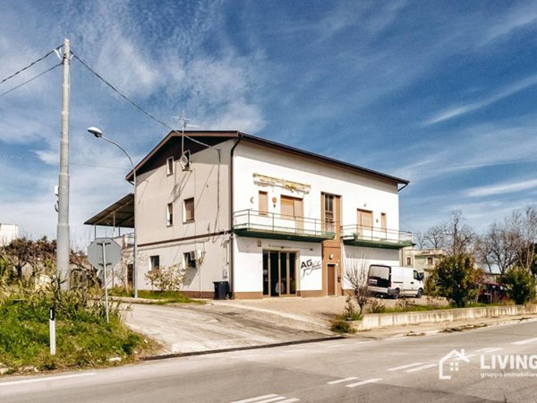 intera palazzina in vendita a Loreto Aprutino in zona Palazzo