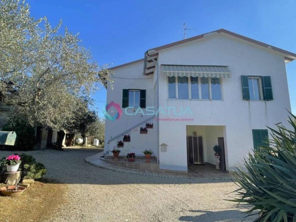 casa indipendente in vendita a Loreto Aprutino