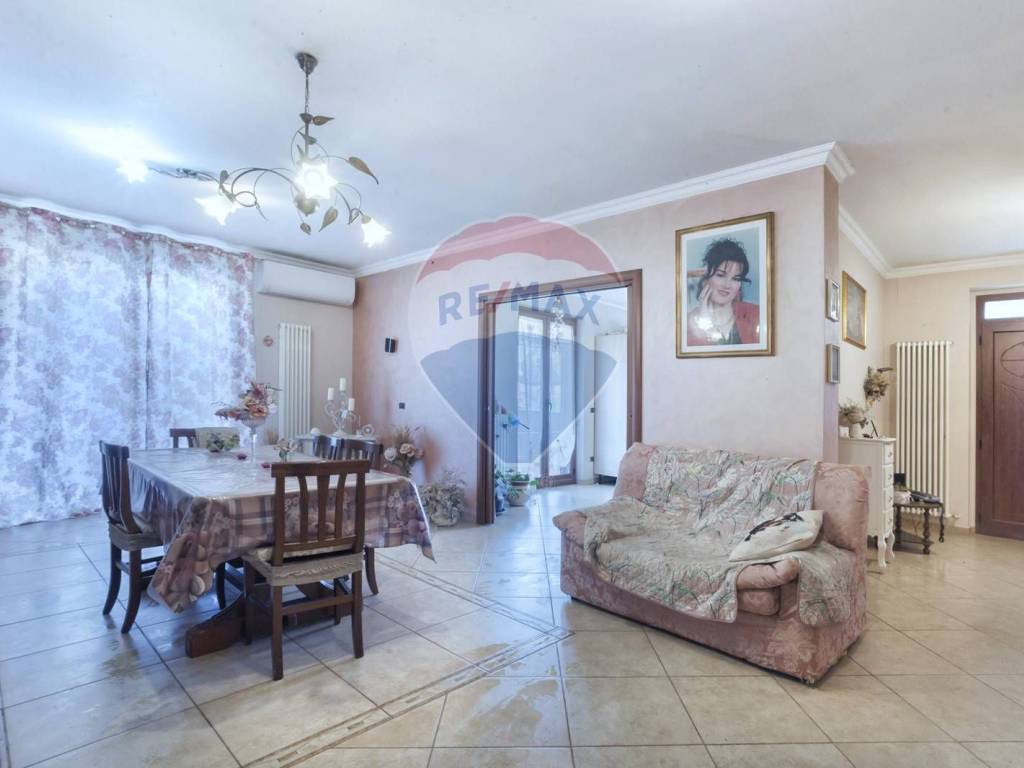casa indipendente in vendita a Loreto Aprutino
