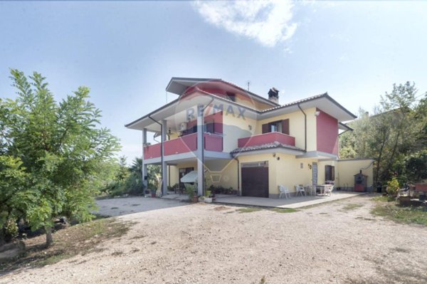casa indipendente in vendita a Loreto Aprutino