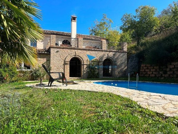casa indipendente in vendita a Loreto Aprutino in zona Pretore