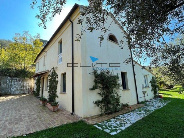 casa indipendente in vendita a Loreto Aprutino in zona Pretore