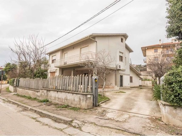 casa indipendente in vendita a Loreto Aprutino