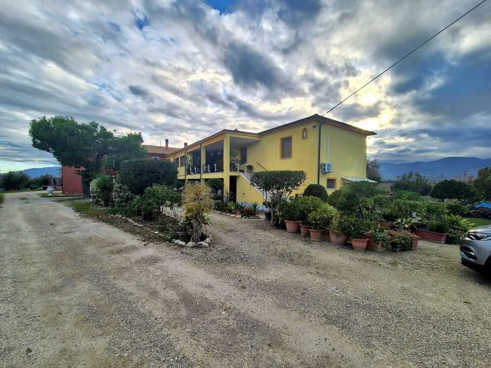 casa indipendente in vendita a Loreto Aprutino