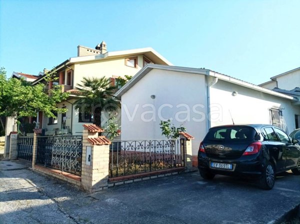 casa indipendente in vendita a Loreto Aprutino