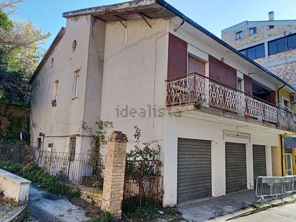casa indipendente in vendita a Loreto Aprutino