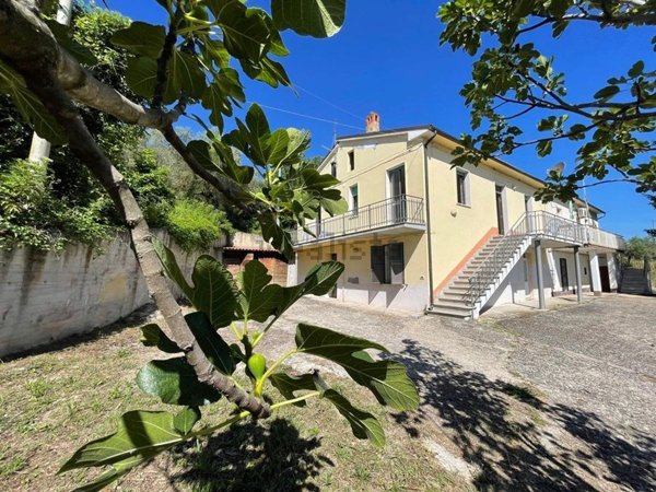 casa indipendente in vendita a Loreto Aprutino