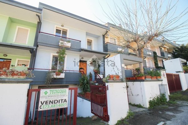 casa indipendente in vendita a Loreto Aprutino