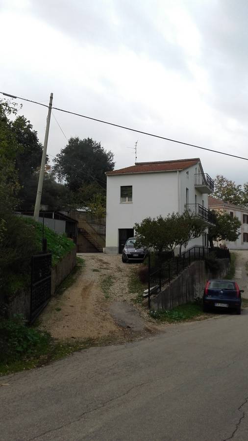 casa indipendente in vendita a Loreto Aprutino in zona Ferrauto
