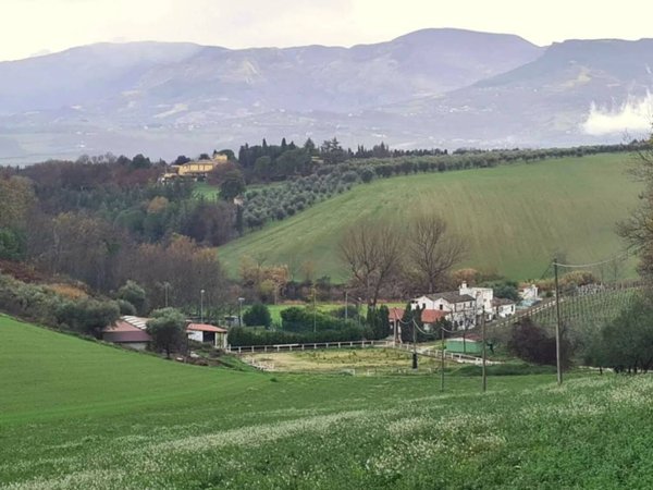 casa indipendente in vendita a Loreto Aprutino