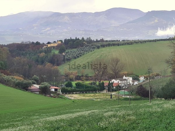 casa indipendente in vendita a Loreto Aprutino