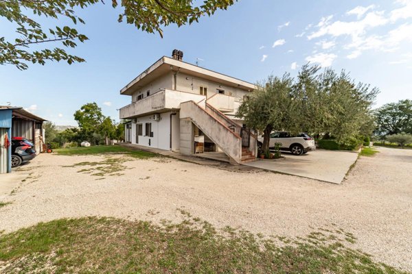 appartamento in vendita a Loreto Aprutino in zona San Pellegrino