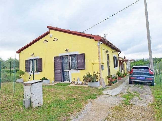 casa indipendente in vendita a Loreto Aprutino
