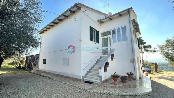 casa indipendente in vendita a Loreto Aprutino