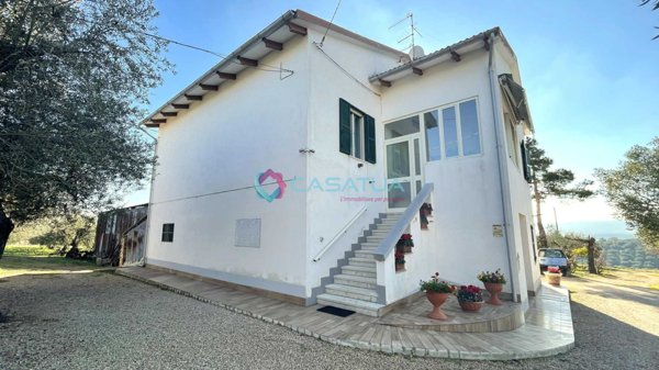 casa indipendente in vendita a Loreto Aprutino in zona Silvi