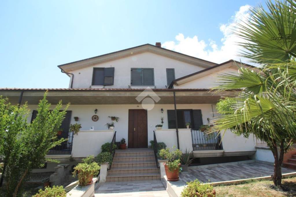 casa indipendente in vendita a Loreto Aprutino